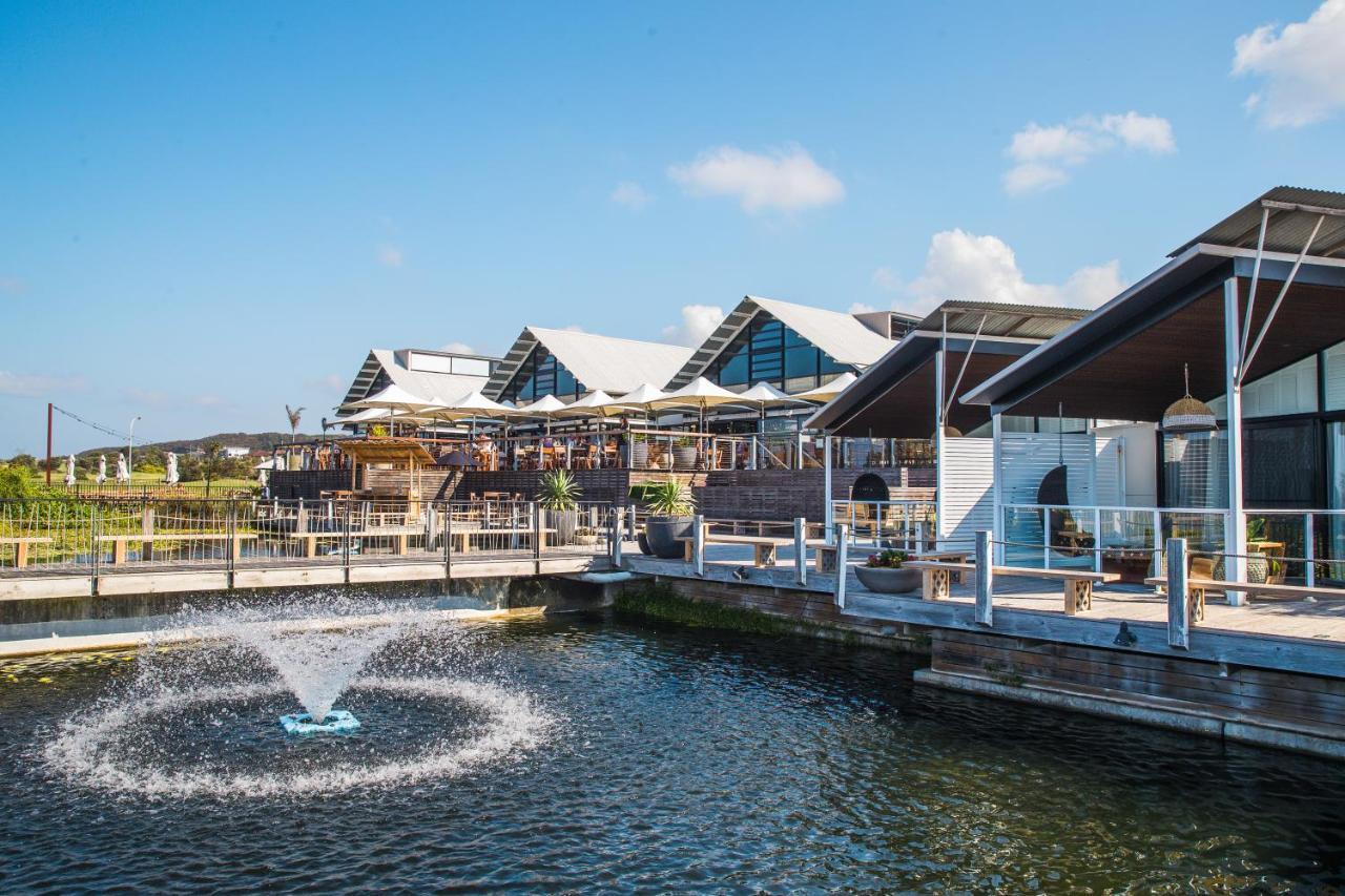 Caves Coastal Bar & Caves Beach